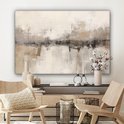 Tableau abstrait dans des tons beige, gris et brun avec texture, accroché au-dessus d'une commode avec des décorations, un coussin et des chaises en bois.