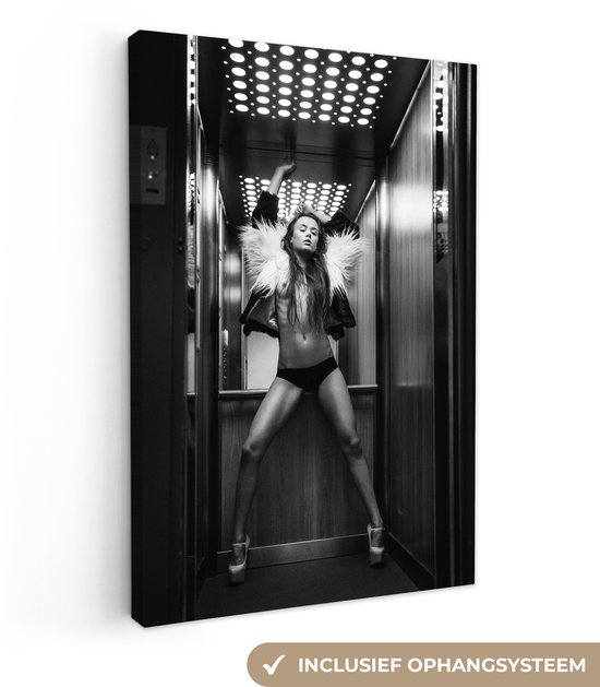 Photo noir et blanc d'une femme en lingerie et boa, debout dans un ascenseur au plafond éclairé. Système de suspension inclus.