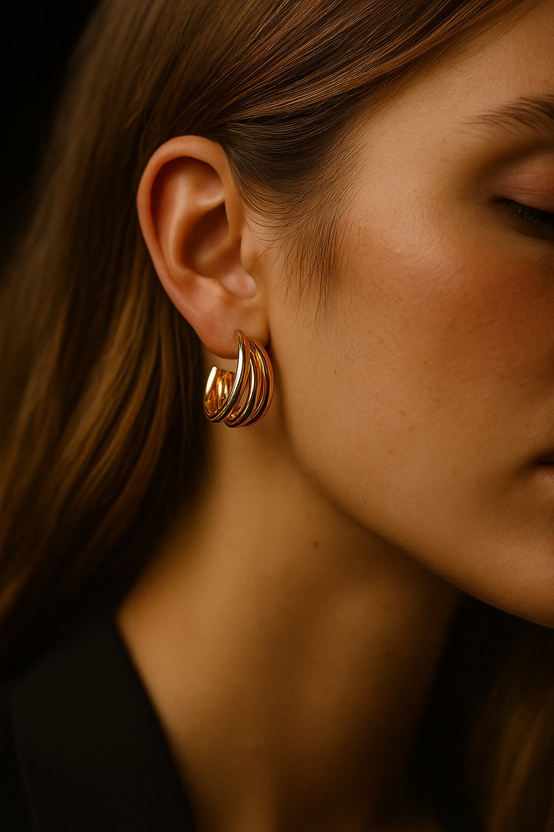 Lundholm Oorbellen Dames Goud Kleurig – Premium Stainless Steel Jewellery Gold PVD Plated – Bold Hoops met 3 Bogen (Ø 2.5 cm) – Elegant & Luxe My – Oorstekers Dames Luxe – Inclusief Geschenkverpakking