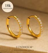 Boucles d'oreilles de Luxe Lundholm pour femme, ornées de zircones - Acier inoxydable de qualité Premium , plaqué or PVD - Créoles avec zircones (Ø 18 mm) - Étanches et hypoallergéniques - Coffret cadeau de Luxe inclus