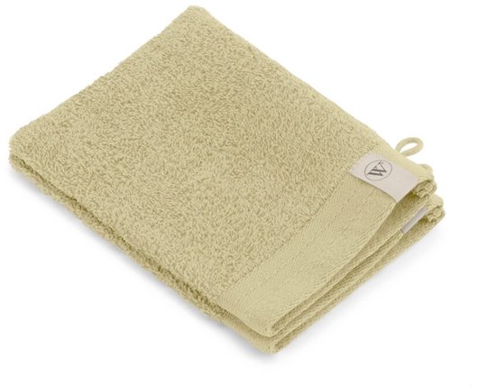 Een gevouwen zandkleurige washand met een label.