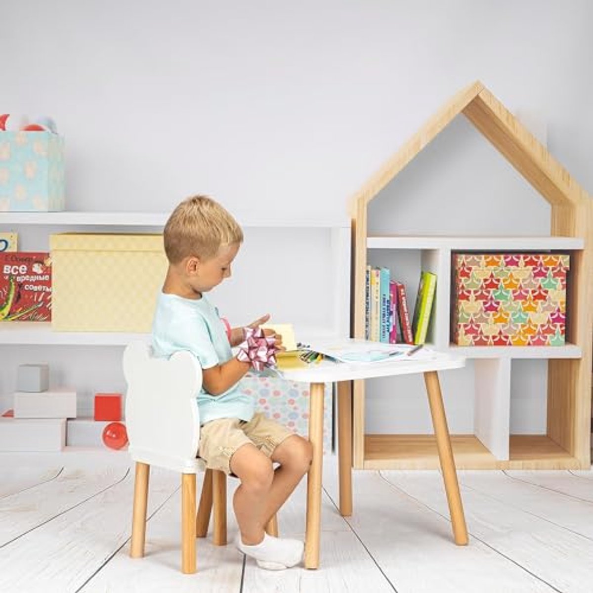 Kleine houten kinderstoel en kindertafel voor speel- en leerplekken