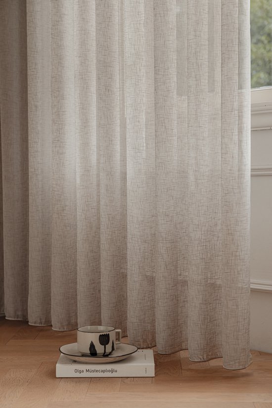 Maroyathome Bibiana - Vitrage - Kant en klaar - Plooiband - Loodveter - Schelphaken - Embrasse - ZANDSTEEN TAUPE - 150 x 250 cm - 150 cm breed - 250 cm lengte - 1 stuks