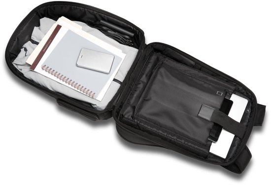 Zwarte rugzak open met laptop, telefoon, papieren en oplaadkabels.