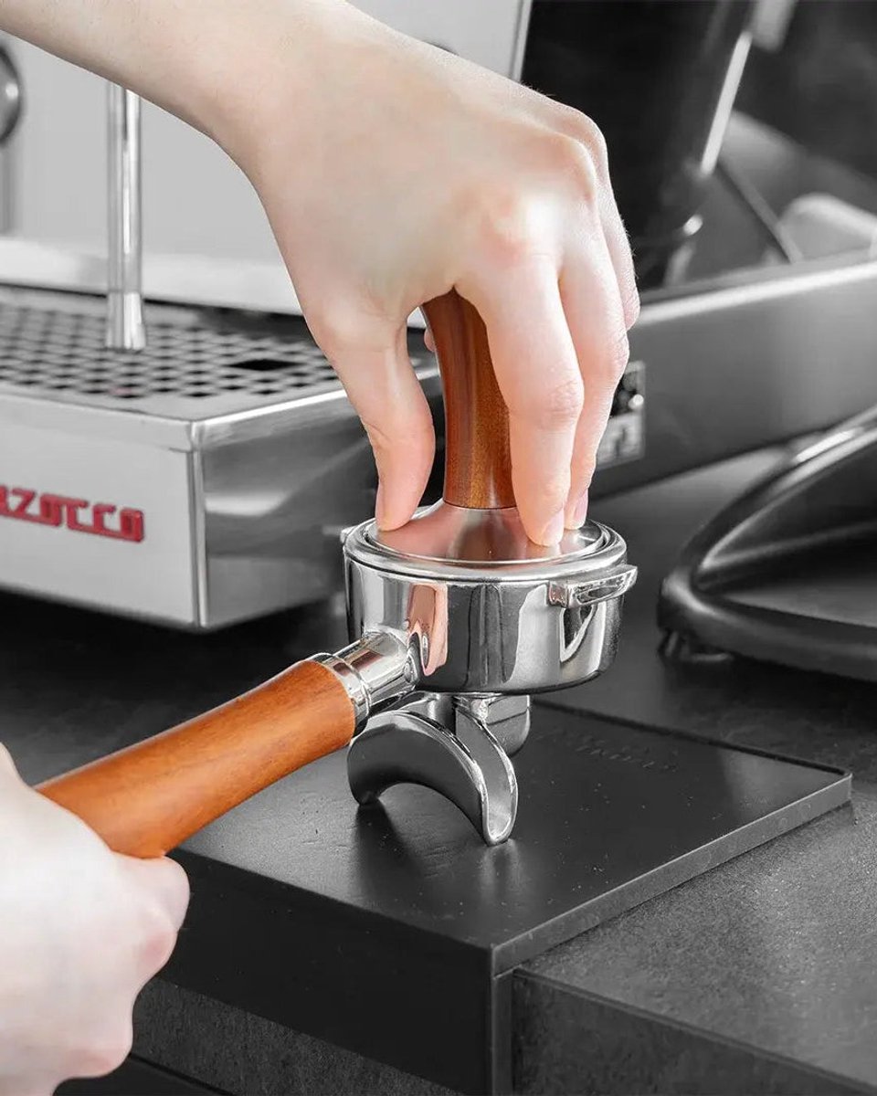 Tamper - 51mm – Delonghi Dedica - La Specialista - Hout - RVS - Koffie Tamper – Espresso Tamper - Koffie Stamper - Delonghi Koffiemachine – Espressomachine - Barista Essentials — afbeelding 2