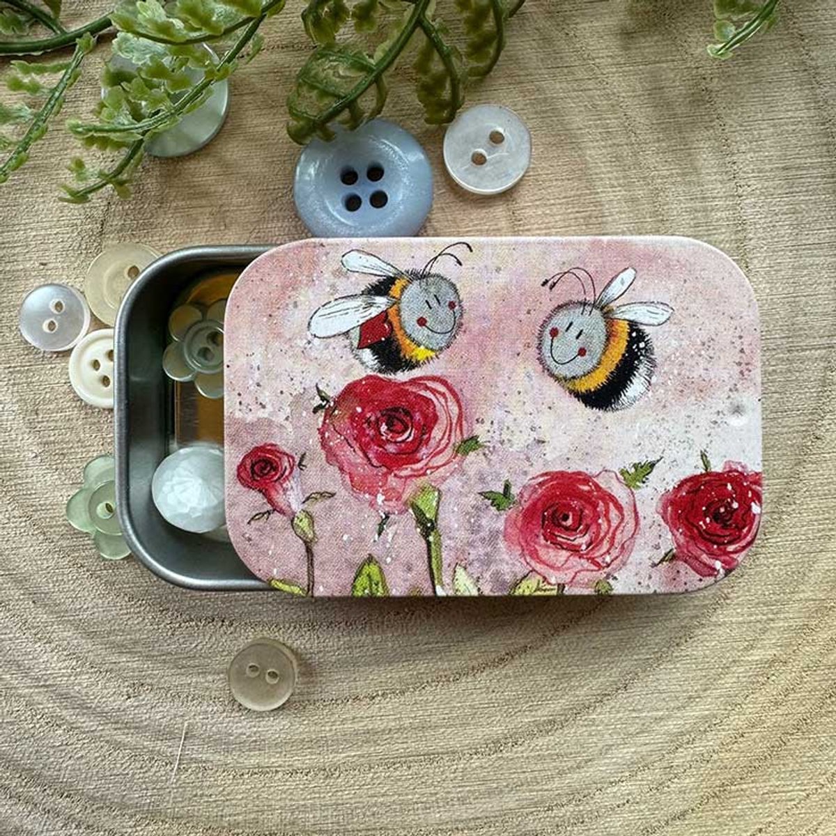 Alex Clark Sliding little Tin Bee and Roses ~ Langwerpig klein opbergblikje Bijen