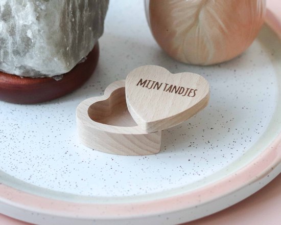 Houten hartvormig doosje, open, met de tekst "MIJN TANDJES".