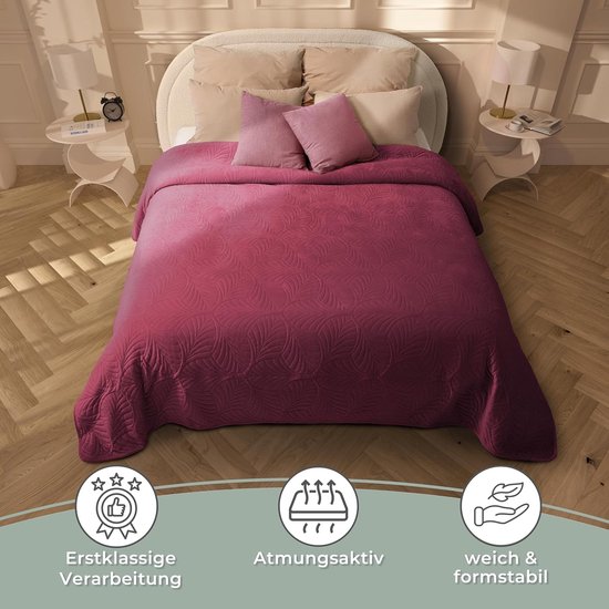 Donkerrode sprei op een bed, met bladmotief en iconen voor "Eersteklas verwerking", "Ademend" en "Zacht & vormvast".