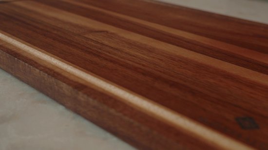 Planche à découper SOPHIOR en bois d'acacia - Groot taille - Planche à découper en bois pour la Cuisine - Planche à découper avec rainure pour le jus - Bois 100 % durable certifié FSC - Accessoires BBQ - Planches à découper - 42 cm x 30 cm x 2 cm