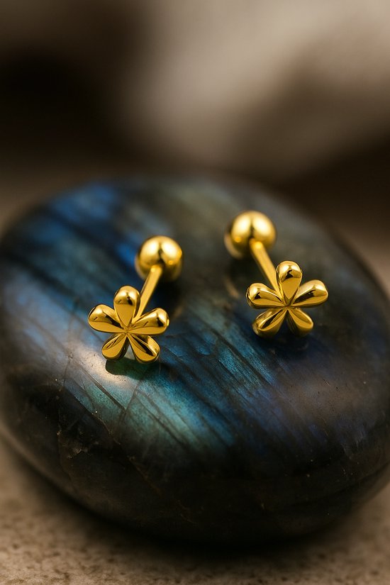 Lundholm Oorknopjes Dames Goudkleurig Bloem Klein - Premium Stainless Steel - Cadeautje Meisje - Goud Vergulde Oorbellen - Vrouwen Cadeautjes - Scandinavisch Design - In luxe Geschenkverpakking