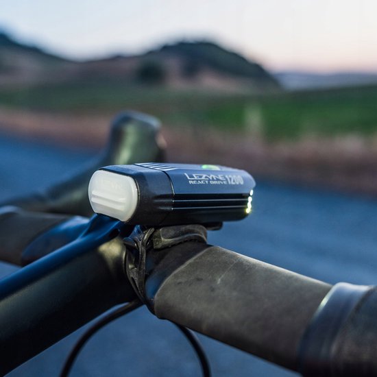 LEZYNE REACT DRIVE KOPLAMP MAT ZWART — afbeelding 4