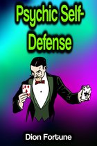 Titel: Psychic Self-Defense. Man in smoking met vlinderdas houdt kaarten vast, met tekst 'Psychic Self-Defense' en 'Dion Fortune'.