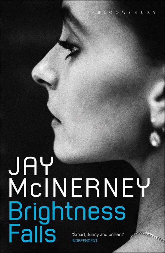 Boek "Brightness Falls" van Jay McInerney met een zwart-wit portret van een vrouw en de titel in blauwe letters.