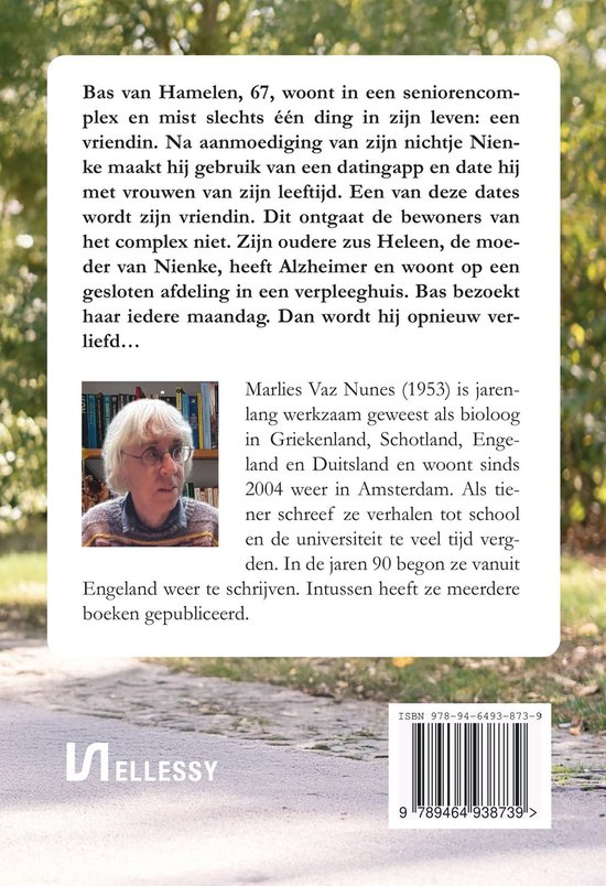 Een portret van een oudere vrouw met bril en grijs haar, in een gebreide trui.