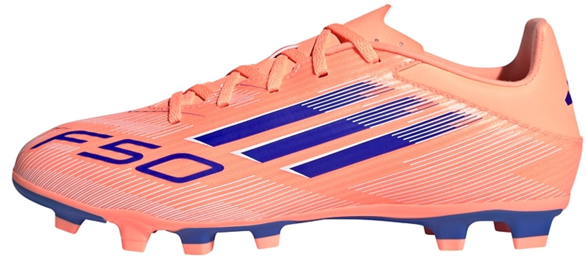 adidas F50 Club voetbalschoenen in oranje met blauwe details, ontworpen voor snelheid en comfort op het veld.
