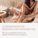 Vrouw zit op bank met gladde benen, met opschrift SCHEERWONDJES EN ROODHEID ZIJN VERLEDEN TIJD.
