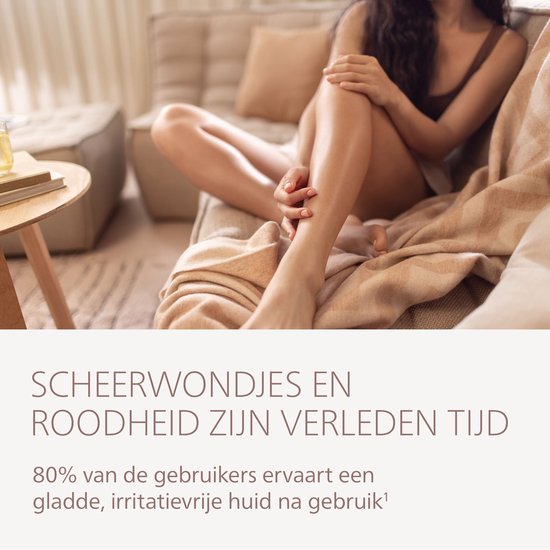 Vrouw zit op bank met gladde benen, met opschrift SCHEERWONDJES EN ROODHEID ZIJN VERLEDEN TIJD.