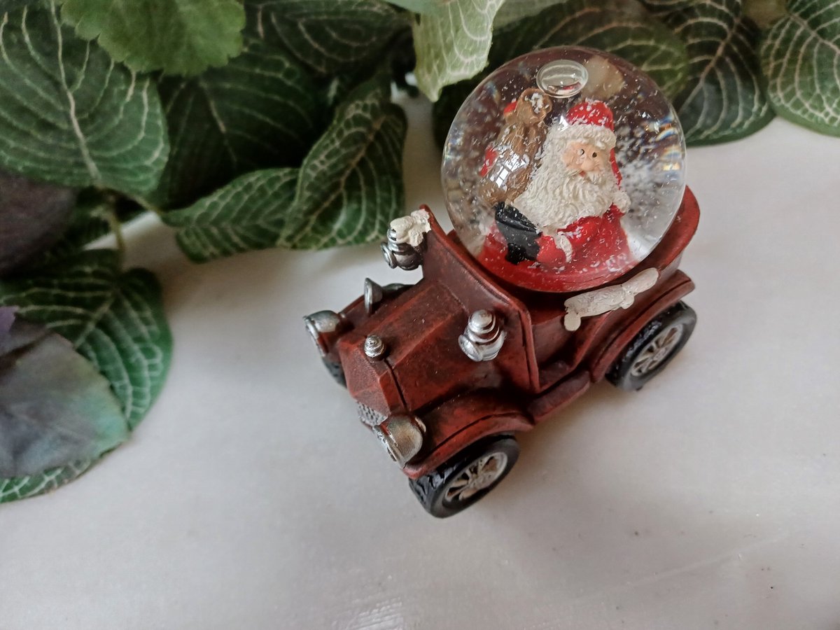 Sneeuwbol Kerstman op auto bordeaux roodbruin 8x7x5cm