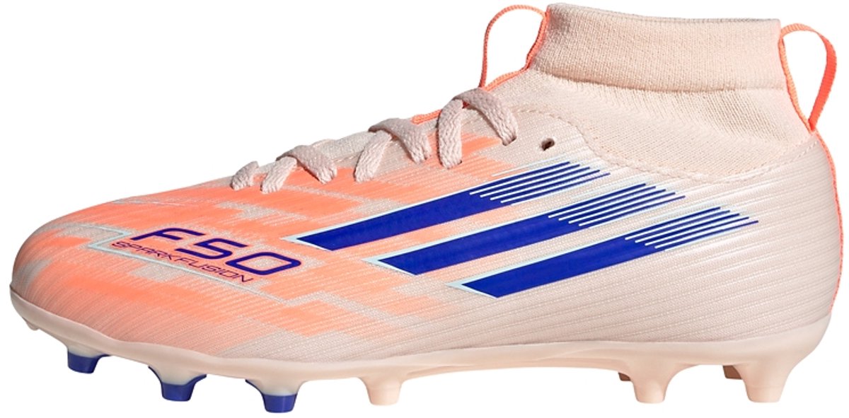 adidas F50 Sparkfusion voetbalschoenen voor kinderen in oranje met blauwe strepen, ontworpen voor firm ground en kunstgras.