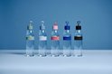 Vijf Mepal drinkflessen in verschillende kleuren: groen, lichtblauw, roze, blauw en zwart.