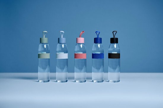 Vijf Mepal drinkflessen in verschillende kleuren: groen, lichtblauw, roze, blauw en zwart.