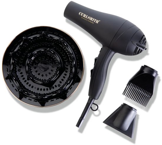Zwarte Curlsmith haardroger met diffuser en opzetstukken op een witte achtergrond.