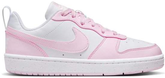 Zijaanzicht van de witte en roze Nike Court Borough low sneaker.
