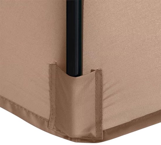 Gedetailleerde foto van de onderkant van een beige parasolkap, bevestigd aan de paal.