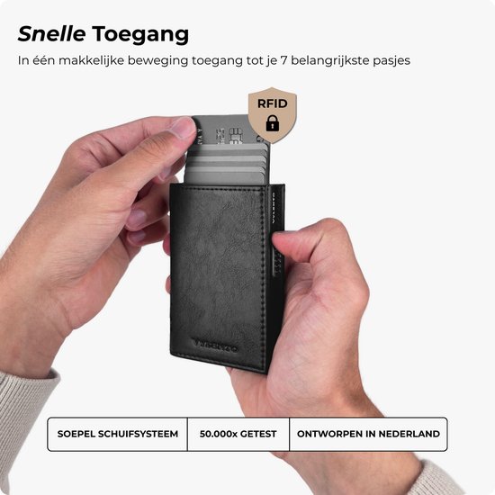 Zwarte pasjeshouder met RFID-schild, waar 7 pasjes in zitten. Een hand trekt de pasjes naar buiten.