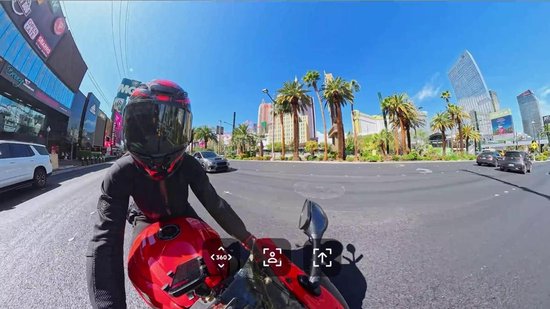 Motorrijder in rode helm en zwarte outfit rijdt op een rode motorfiets in Las Vegas.