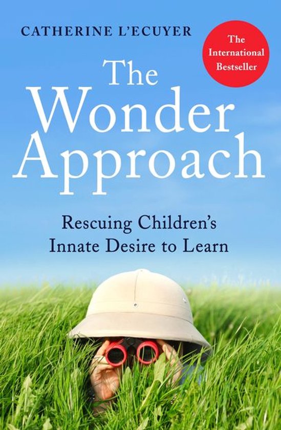 Boekomslag 'The Wonder Approach' met een witte safarihoed en rode verrekijker, tegen een blauwe lucht en groen gras. 'The International Bestseller'.