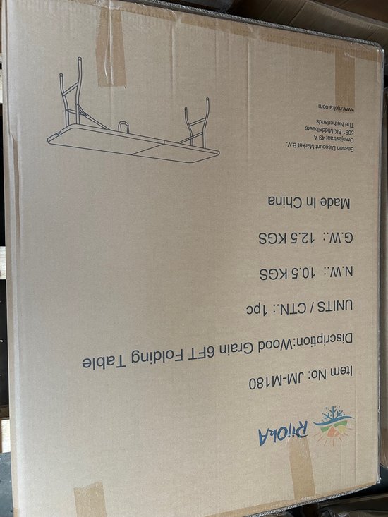 Kartonnen verpakking voor een Rijoka klaptafel met opdruk 'Wood Grain 6FT Folding Table'.