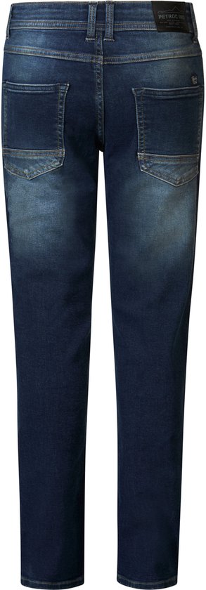 Achterkant van een donkerblauwe straight fit jeans met een lichte wassing en labels.