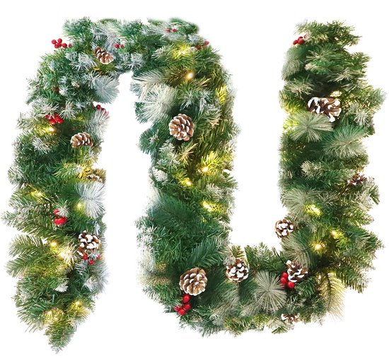 Groene kerstslinger met dennenappels, rode bessen en LED-lichtjes, lichtjes met sneeuwvlokken.