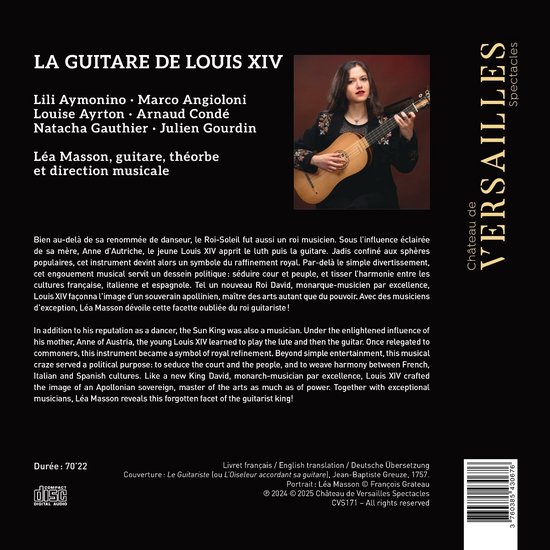 LA GUITARE DE LOUIS XIV met Léa Masson, gitaar, théorbe en directie. Een jonge vrouw in zwart fluwelen jurkje houdt een gitaar vast.
