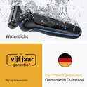 Zwart Braun scheerapparaat Series 5, met blauwe accenten, onder de waterstraal. 5 jaar garantie, duurzaam gebouwd.