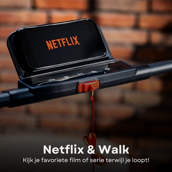 Gedetailleerde weergave van de telefoonhouder van de AJ-Sports loopband, met Netflix op de telefoon.