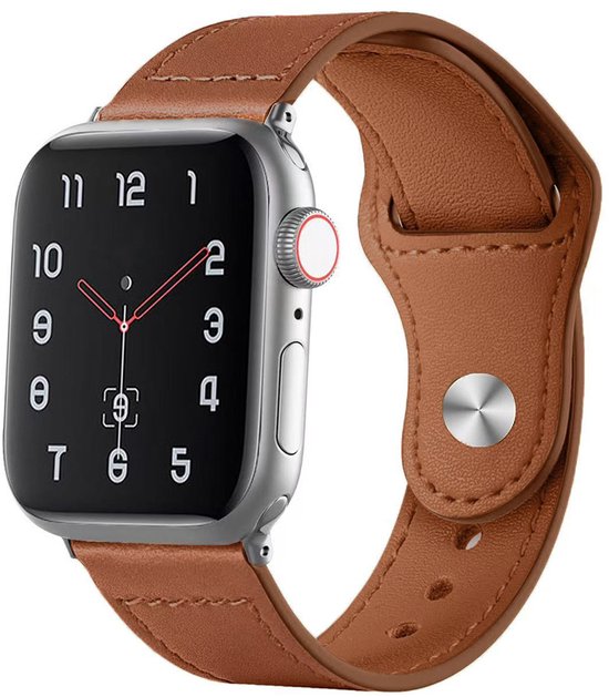 Bracelet de montre en cuir marron avec boucle argentée sur une Apple Watch avec cadran numérique.