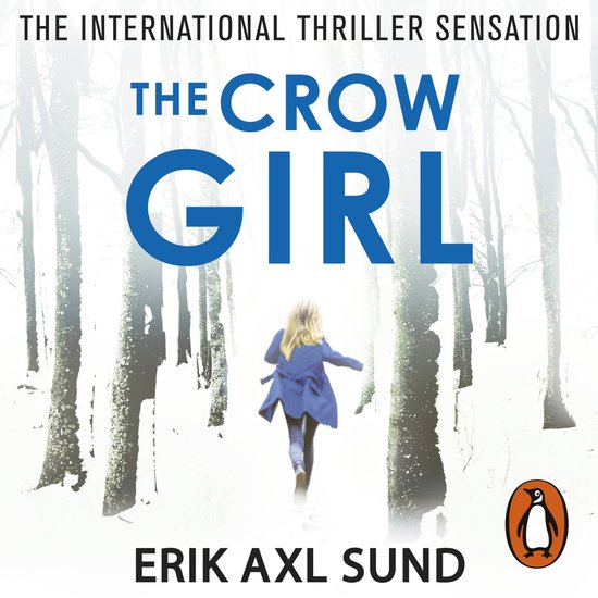Een meisje met blond haar in een blauwe jas rent door een besneeuwd bos. De titel 'The Crow Girl' staat in grote blauwe letters.