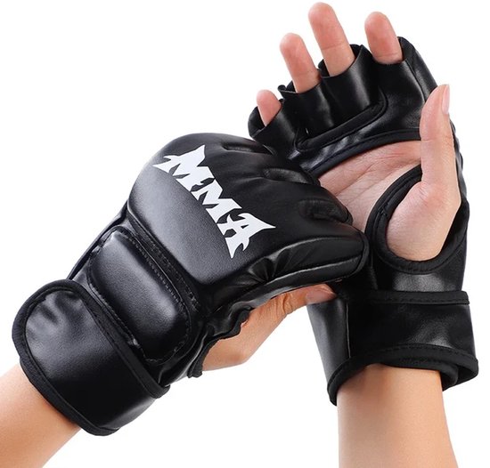 Twee zwarte MMA-handschoenen om handen, halve vinger, met witte 'MMA'-opdruk.
