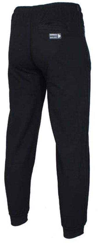 Achterkant van een zwarte joggingbroek met een klein logo en een label.