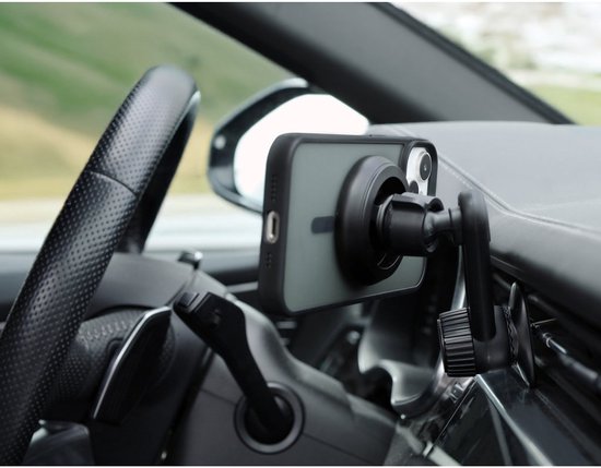 Zwarte magnetische autohouder met een smartphone die eraan is bevestigd, geplaatst op een luchtrooster in een auto.
