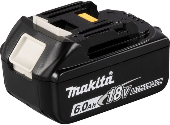 Zwarte Makita 18V 6.0Ah lithium-ion accu, schuin van voren gezien, met witte ontgrendelingsknop en gele connector.