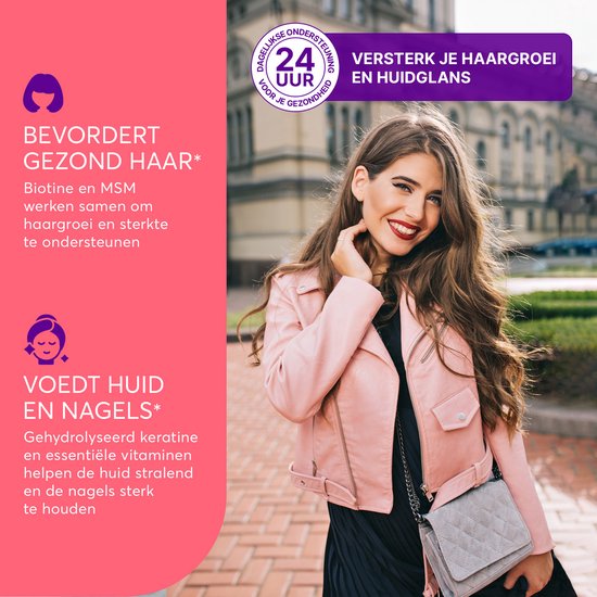 Vrouw met lang, golvend bruin haar, draagt een roze jas en grijze tas, glimlacht. Links de tekst 'Bevordert gezond haar', 'Voedt huid en nagels'.