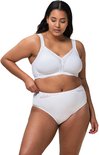 Model met witte beha met kanten randen en strikje, gedragen met bijpassende witte slip.