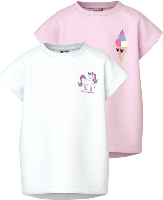 Ensemble de deux t-shirts Name It pour filles : un blanc avec imprimé licorne et un rose avec imprimé cornet de glace.