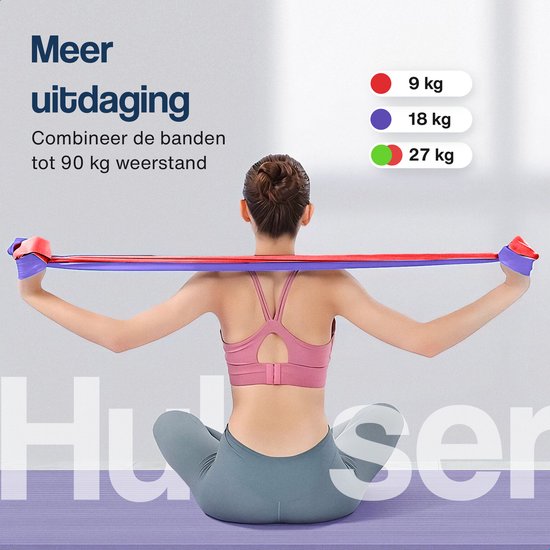 Vrouw zit op een mat en houdt twee weerstandsbanden vast; een rode en een paarse. Met uitleg over weerstand in kg.