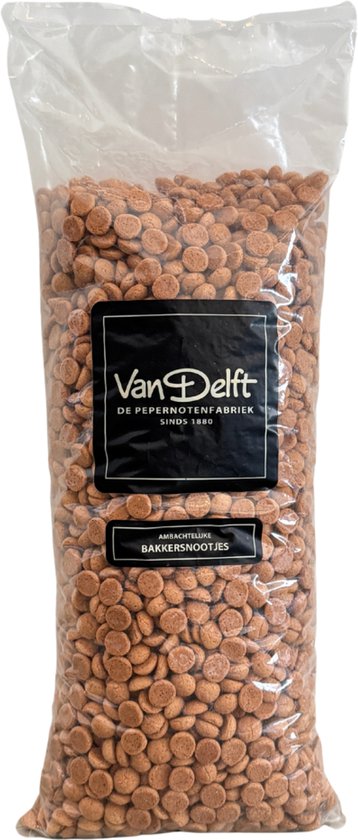 Een grote plastic zak gevuld met kruidnoten van Van Delft.