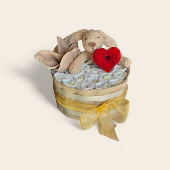 Luxe Luiertaart met Happy Horse gerecyclede knuffel & rode roos in hartvorm - 24 Pampers maat 2, hydrofiele doek & spuugdoekje van Bebetos — afbeelding 2