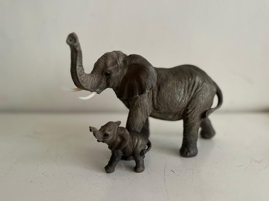 Goodyz - Jungledieren - Olifant - Olifant staand - met baby olifantje - originele kleur- 17cm hoog